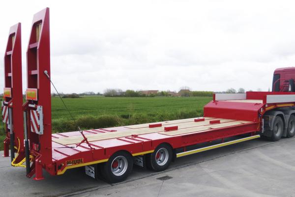 Low loader semi-trailer